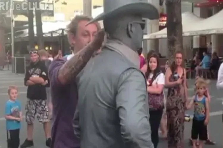 CLIPUL ZILEI: Ce pățești când superi o ”statuie” VIDEO