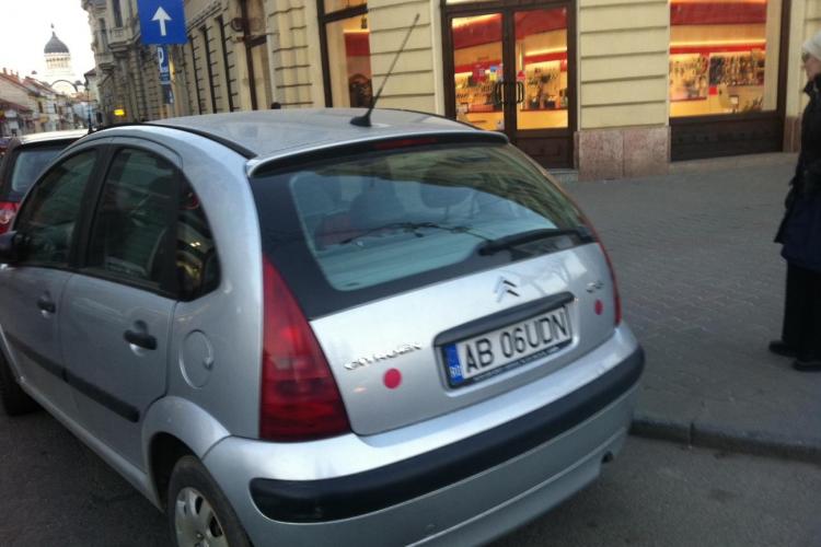Șofer din Alba, parcat în intersecție în Piața Unirii, penalizat de trecători pentru nesimțirea lui - FOTO