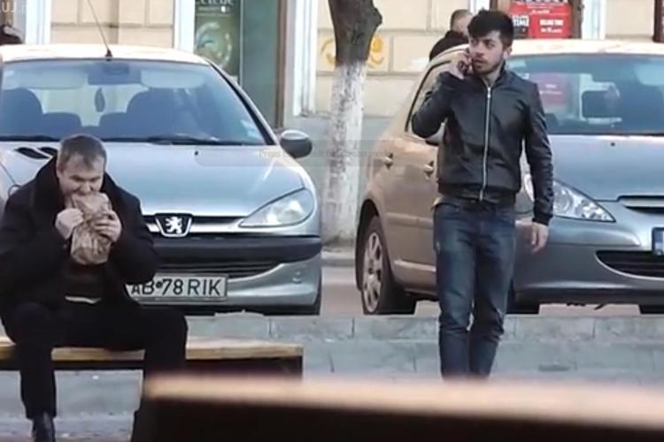Super FARSĂ a lui Mircea Bravo în Piața Unirii: ”Hai să ne batem!” - Cum reacționează clujenii?  - VIDEO