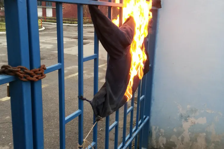 Proteste la Mechel: Muncitorii au dat foc la o salopetă - FOTO