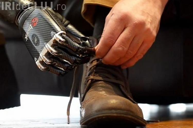 Proteza bionică cu care te poți lega la șireturi - VIDEO
