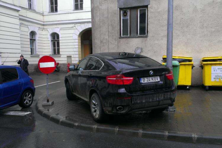 BMW X6 parcat pe trotuar în curtea interioară a Primăriei Cluj-Napoca, lângă parking - FOTO