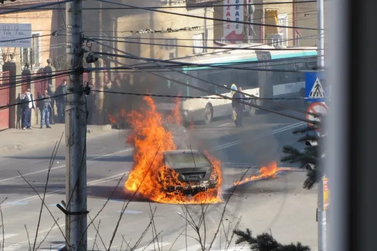 Incendiu de maşină pe Calea Mănăştur, în staţia de autobuz - FOTO
