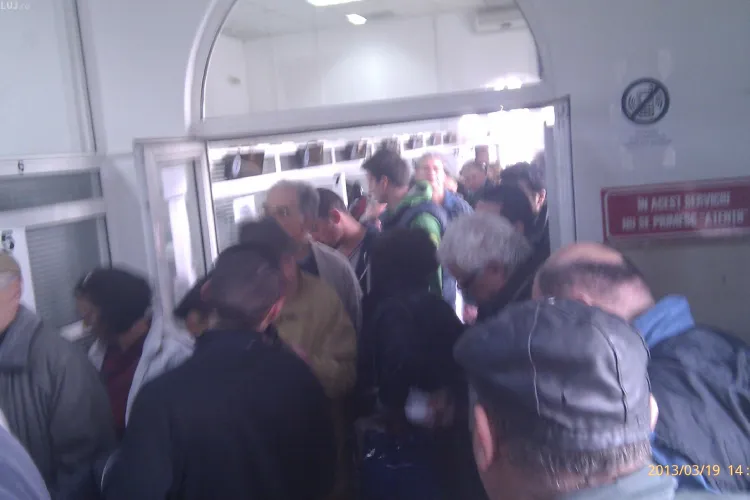 Nebunie cu plata timbrului de mediu la Finanțele Cluj! De ce sunt oamenii ținuți la ghișeu - FOTO