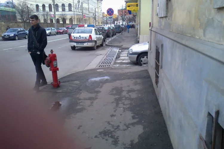 Polițiștii blochează o intersecție pe strada Avram Iancu - FOTO