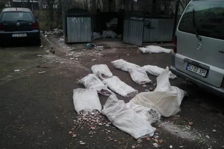 ”Țăranii” care stau la bloc în Grigorescu! Saci cu moloz împrăștiați într-o parcare - FOTO