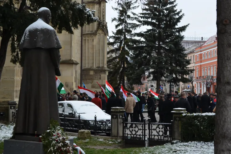 Ungurii din Cluj sărbătoresc Ziua Maghiarilor de Pretutindeni fluturând steagul Ținutului Secuiesc - FOTO