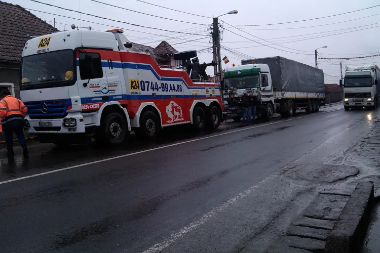 Accident în Gilău! Un țigan beat și fără permis a intrat sub un TIR