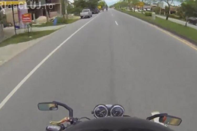 Un motociclist a depăşit tot ce i-a ieşit în cale, dar a lovit un scuter - VIDEO