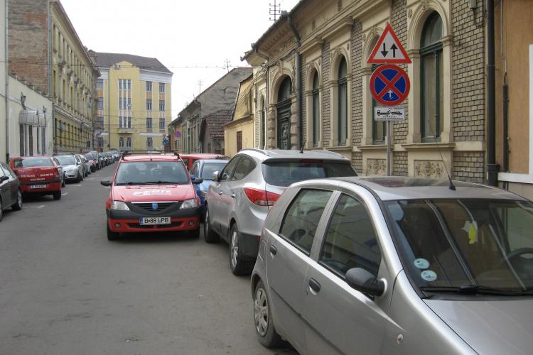 La Cluj, indicatoarele de circulație sunt pentru ... PROȘTI! Parcare de ELITĂ - FOTO