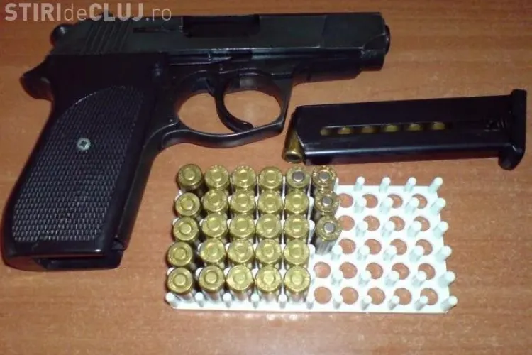 Un bărbat înarmat a încercat să jefuiască un bar din Gherla, dar o femeie l-a pus pe fugă - VIDEO 