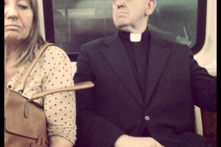 Noul Papă - FRANCISC I este un om modest! Merge cu metroul - FOTOGRAFIA SIMPLITĂȚII