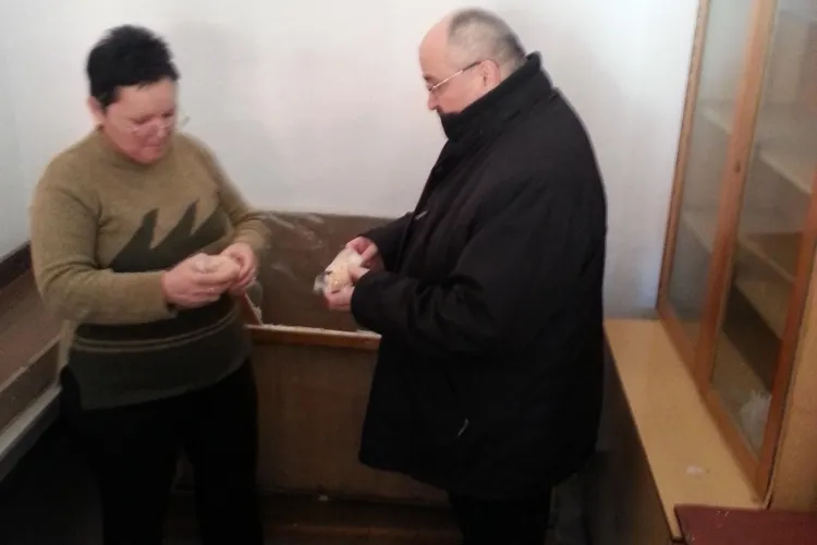 Elevii din Cluj joacă fotbal cu laptele şi cornul. La un control s-au găsit produse expirate la un liceu din Cluj-Napoca