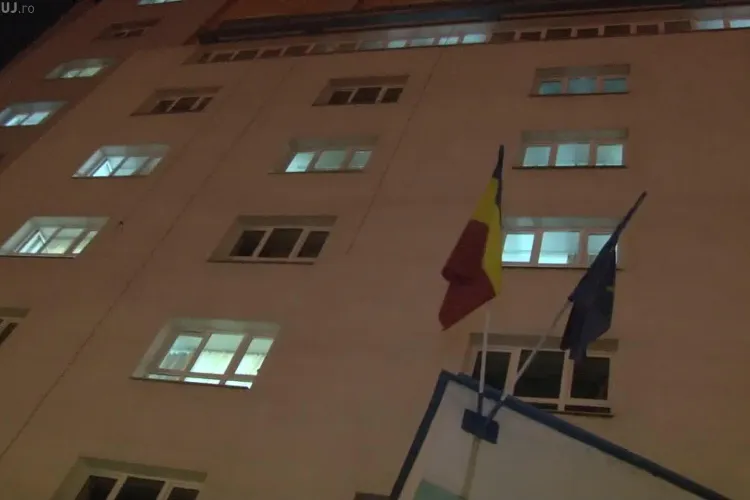 Un alpinist utilitar a căzut de la etajul 6 al căminului Economica din Gheorgheni. UPDATE: Bărbatul a decedat - VIDEO