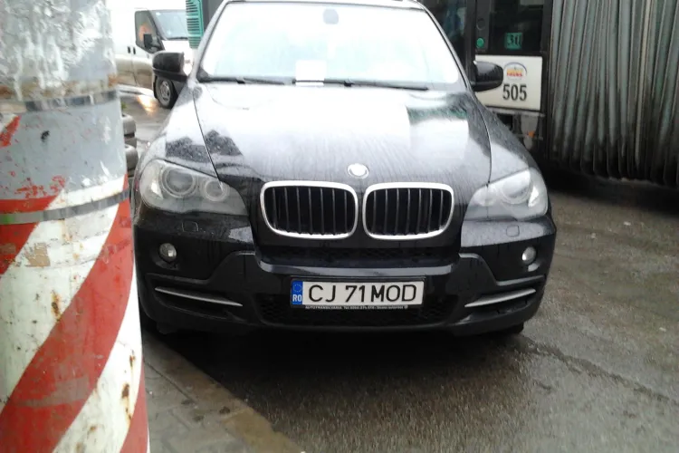 SPIRIT CIVIC de CLUJ! Bărbat revoltat pentru că fostul deputat Petru Călian nu e amendat, deși a parcat AIUREA în față la SORA - FOTO