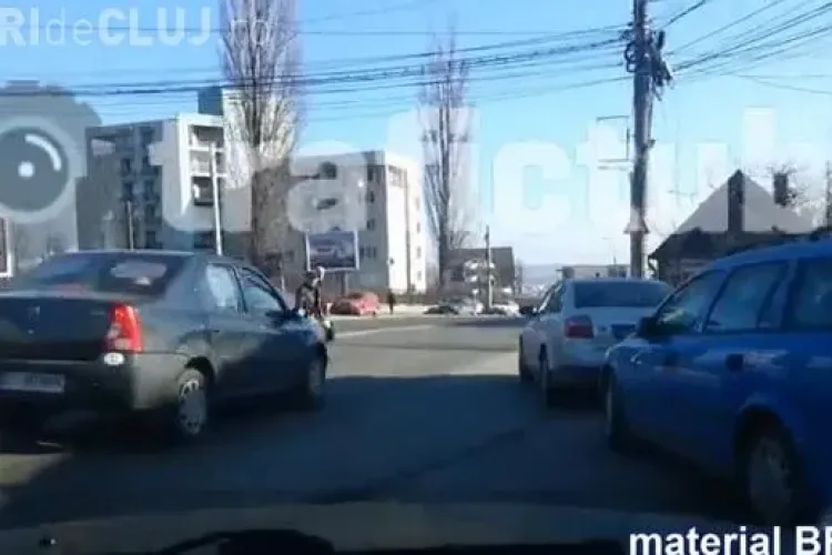 Doi bătrâni ”sinucigași” pe Calea Turzii. Două mașini au fost la un pas să-i spulbere - VIDEO