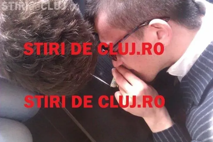 Studenții de la Jurnalistică - UBB Cluj îi apără pe cei doi studenți care ”trăgeau pe nas”. Cum explică fotografia!