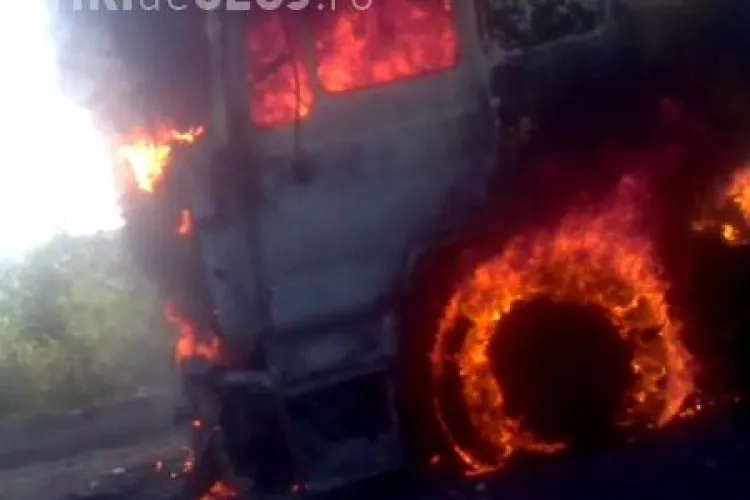 Un camion a luat foc pe centura Vâlcele-Apahida