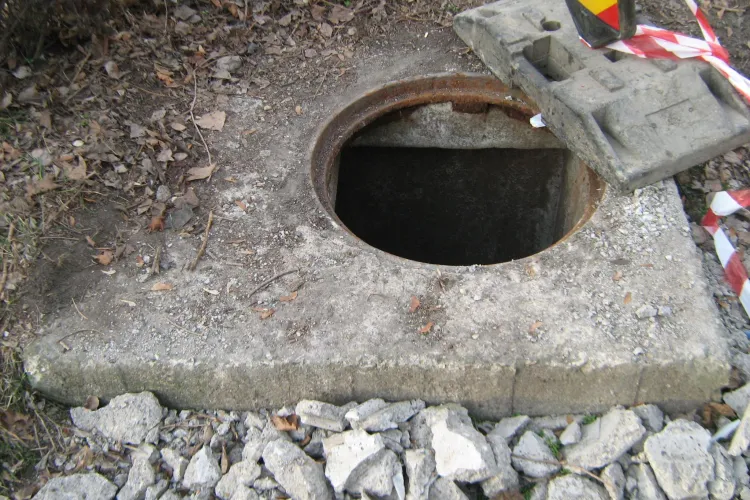 Au spart cu ciocanul plăcile de beton de la canale pentru a fura armătura de beton - FOTO