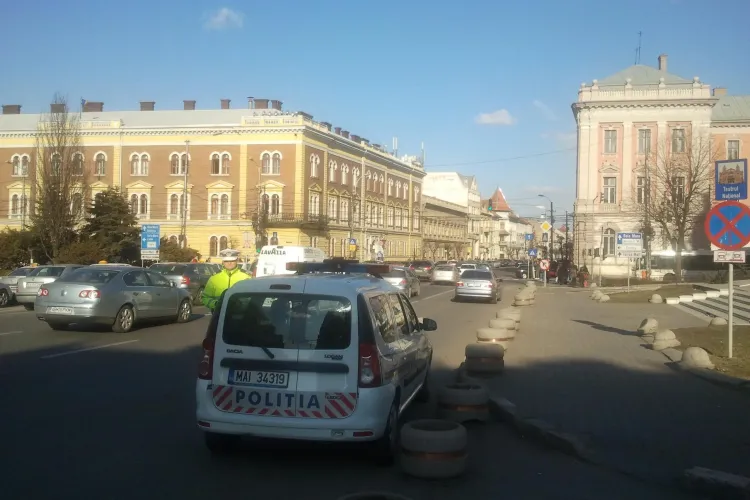 S-a crezut șmecher când și-a pus folii fumurii pe BMW. Ce s-a întâmplat când l-a oprit poliția în Piața Avram Iancu - FOTO