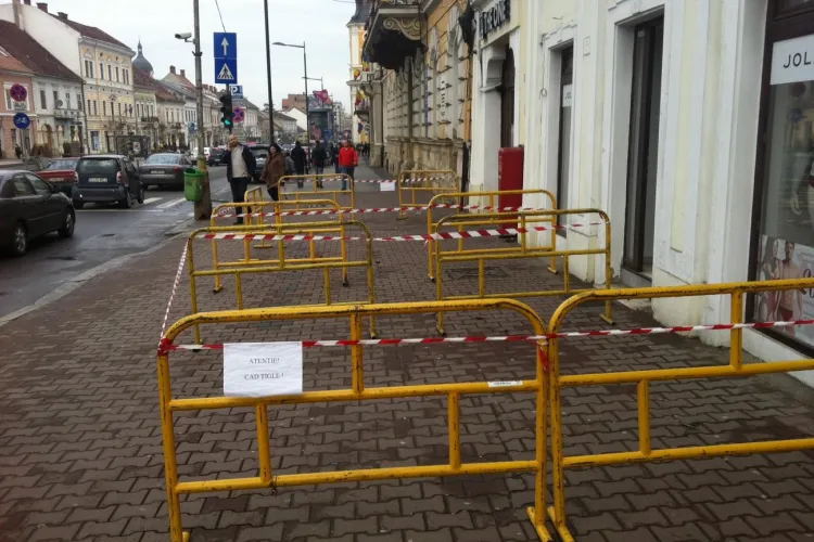 Pericol de accidentare în centrul Clujului. Tiglele se desprind de pe acoperișurile clădirilor vechi