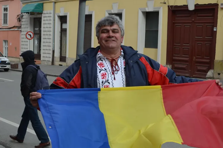 Un clujean din Mănăștur a arborat TRICOLORUL la Ziua Maghiarilor de Pretutindeni - FOTO