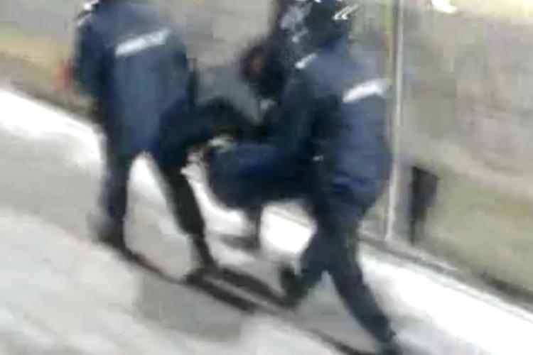 Incidente la Braşov - U Cluj! Fan reţinut de jandarmi - VIDEO