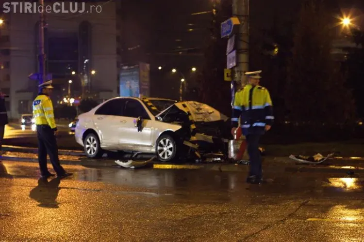 Accident în Piața Mărăști! A făcut praf un Mercedes. Pagubele sunt de 50.000 de lei - VIDEO