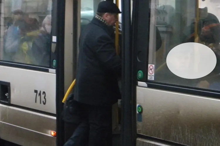 Poveste GRAVĂ din troleibuzul 25, relatată de o clujeancă: Un ciudat se masturba lângă mine. Un polițist l-a prins și i-a dat numai o palmă după cap