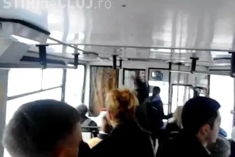 Doi țigani se ceartă și se bat într-un autobuz - VIDEO