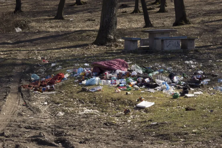 Camping românesc. La Hoia au apărut gunoaiele după prima zi cu soare - FOTO