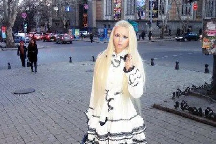 ”Femeia Barbie” a pozat goală. Vezi cu ce poză și-a impresionat fanii FOTO