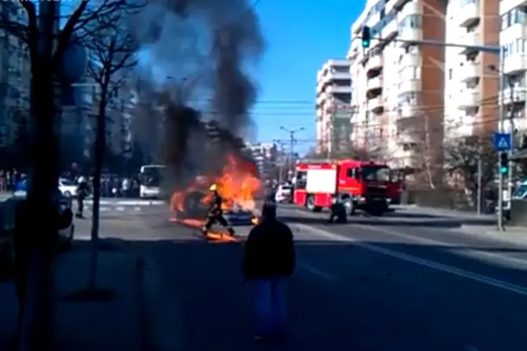 Mercedes în flăcări pe Calea Mănăștur - VIDEO - Imagini AMATOR