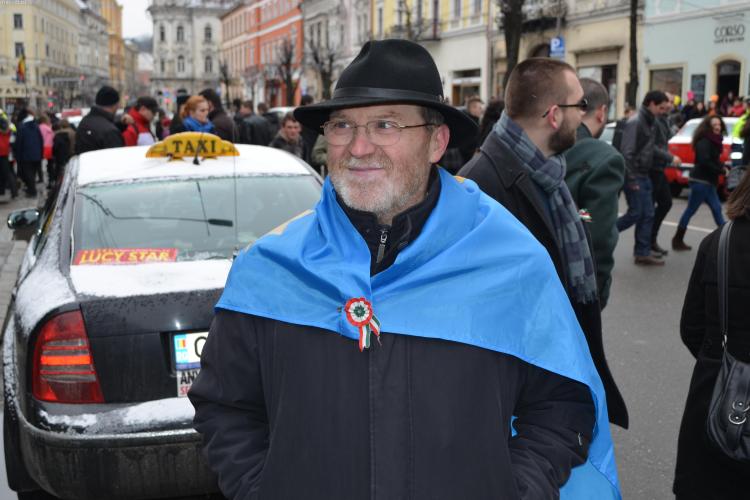  Steagul Secuiesc purtat la Cluj cu mândrie, ca o mantie: ”Steagul ăsta nu jignește pe nimeni” - VIDEO