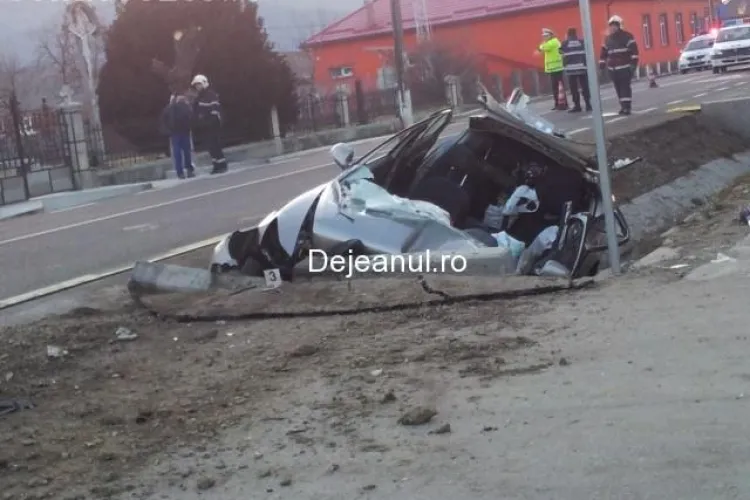 Accident cu doi morți la Căşeiu. O mașină s-a izbit într-un cap de pod - VIDEO