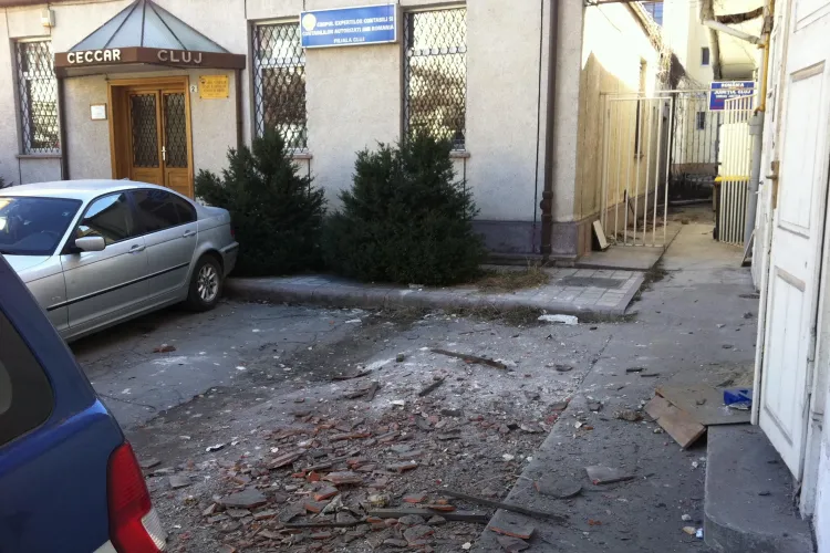 Mașină AVARIATĂ pe Eroilor de un tavan prăbușit. Autoturismul este al unui lider PSD Cluj - FOTO