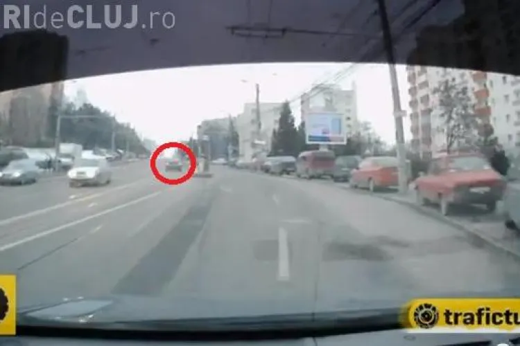 Are BMW și i se aplică alte reguli! Demarează pe ROȘU și ocolește refugiul pentru pietoni de pe strada Izlazului - VIDEO