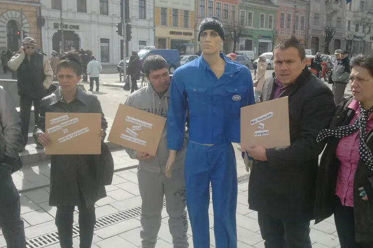 Romii de la Pata Rât au încercat să ”angajeze” un manechin în haine de muncitori la magazinele și băncile din centrul Clujului - VIDEO