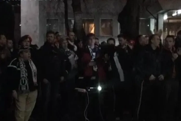 Moment MAGIC la Cluj Arena! 1.000 de suporteri U Cluj au stat în fața stadionului și și-au susținut favoriții - VIDEO