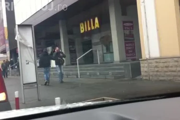 Boschetarii îi hărțuiesc pe clujeni în fața magazinului Central - VIDEO