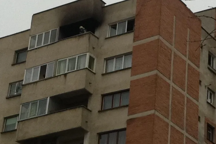 Arde un apartament de pe Nicolae Titulescu - FOTO
