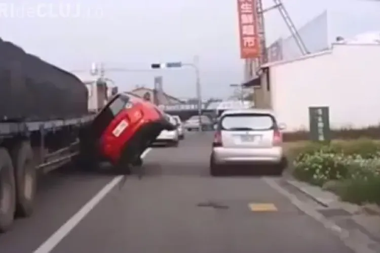 Femeie la VOLAN! Era să se răstoarne pentru că a apreciat greșit distanțele - VIDEO