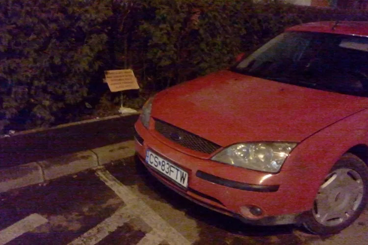 Șoferul cu anunțul: NU PARCA DEZUMFLU ROȚI, VOPSESC PARBRIZE, ZGÂRII TOT, în colimatorul Poliției Locale - FOTO