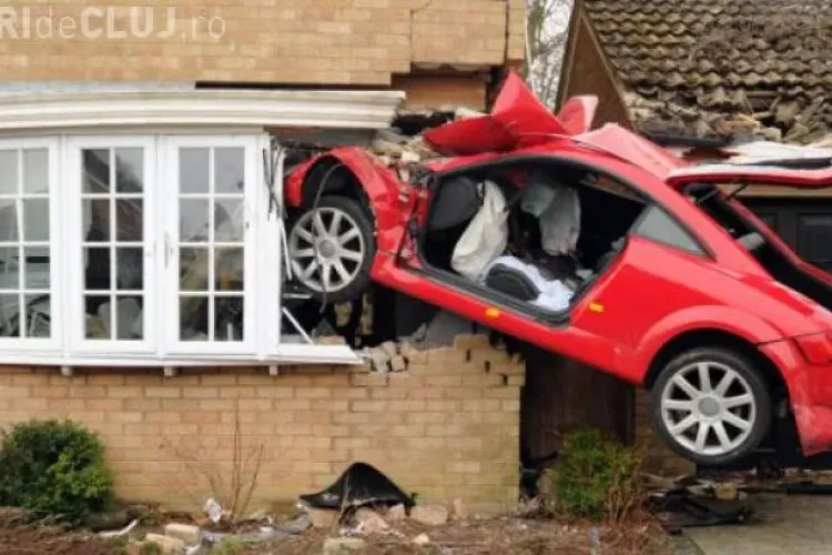 Un șofer s-a ”înfipt” cu un Auti TT într-o casă - FOTO