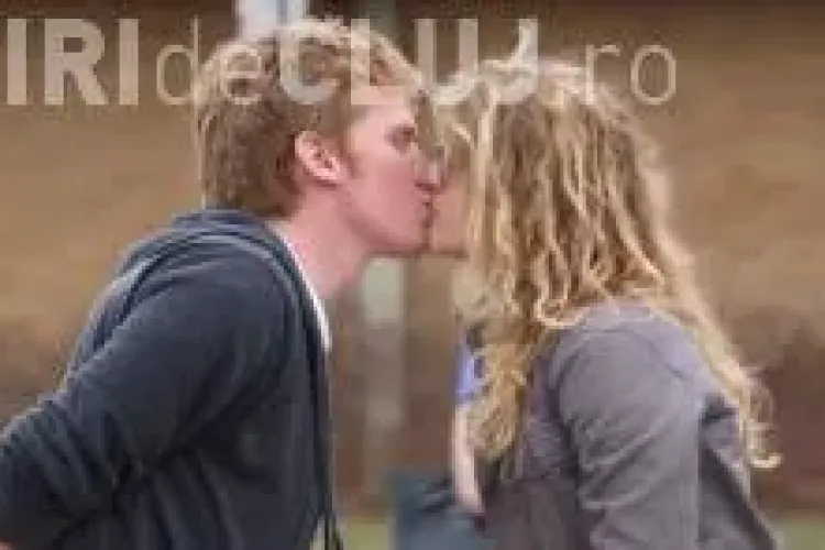 Cum reușește un magician să sărute fetele pe stradă cu un simplu truc VIDEO