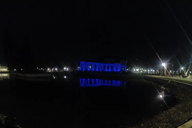 Casinoul luminat în albastru de Ziua Internațională a Autismului - FOTO