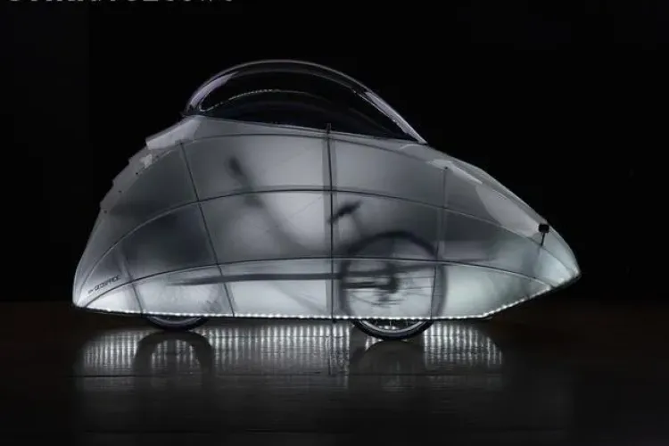 Invenția inedită care îi protejează pe bicicliști de vremea rea și traficul de noapte VIDEO