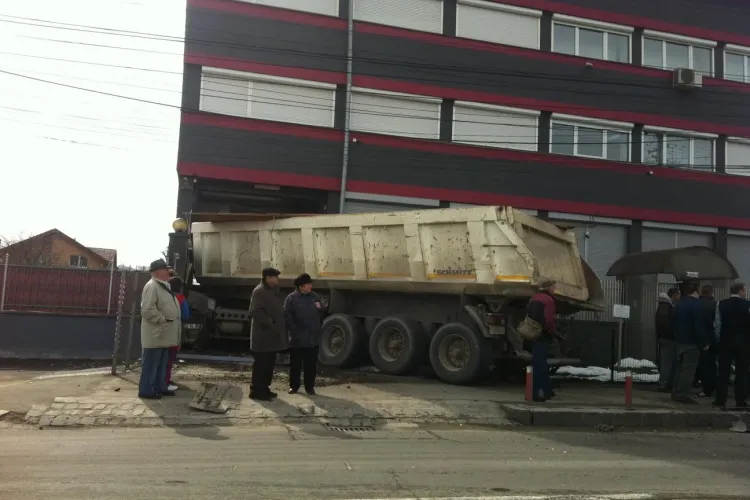 IMAGINI LIVE cu accidentul de pe Aurel Vlaicu! O basculantă a intrat într-o clădire VIDEO