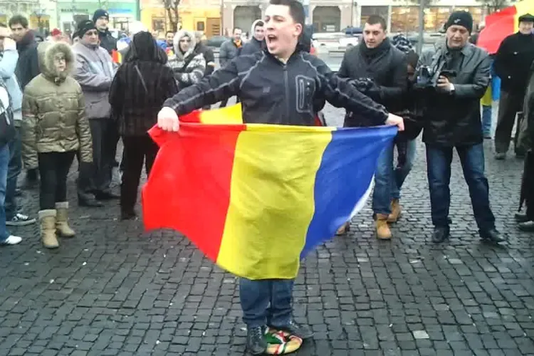 Coroană cu însemnele steagului Ungariei, călcată în picioare în Piața Unirii de protestatari - VIDEO