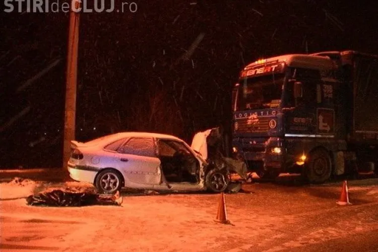 Accident mortal la Dej. Un tânăr în mașina căruia au fost găsite sticle de bere a intrat sub un TIR - VIDEO